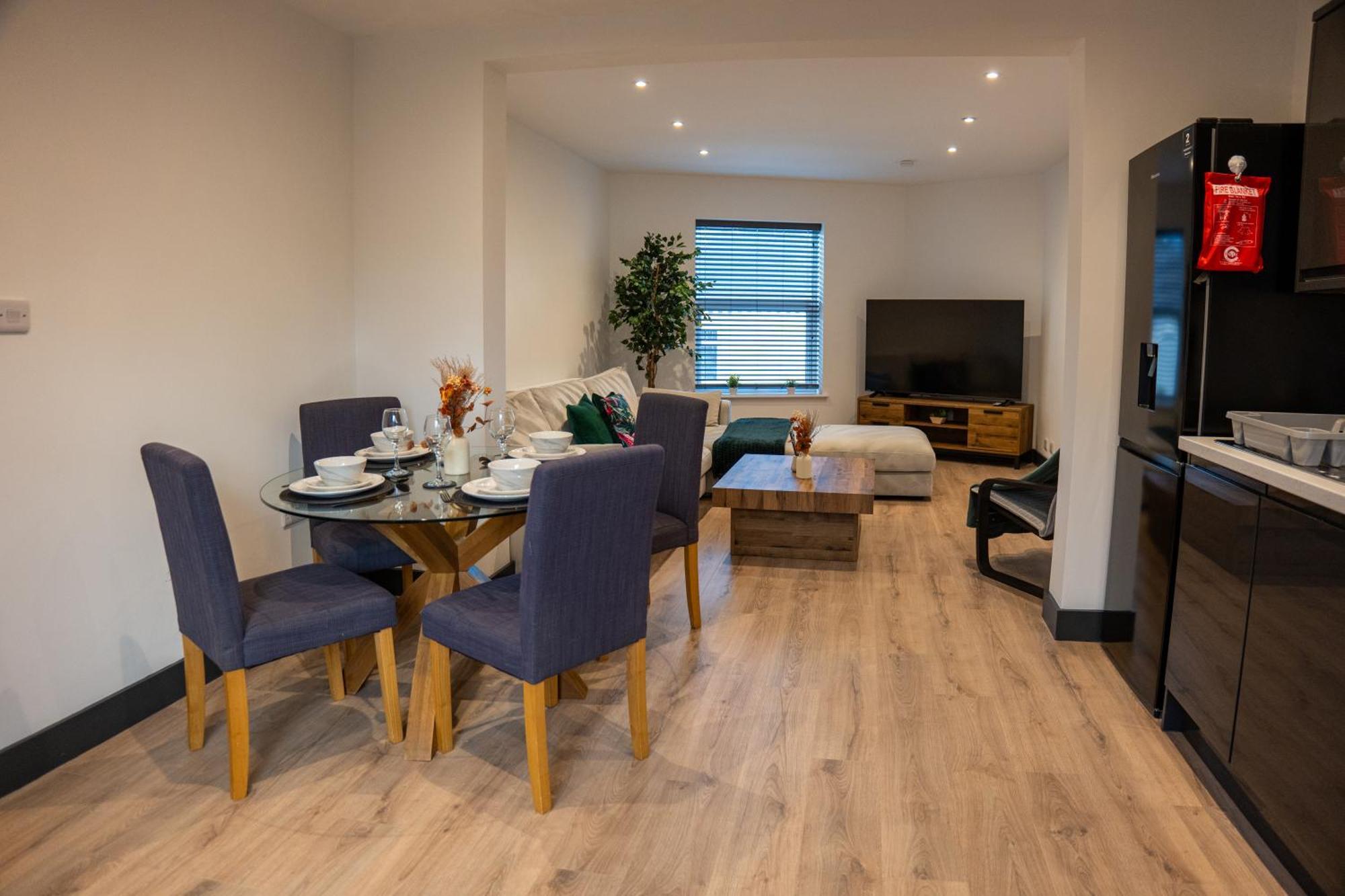 High End Apartment - Perfect For Contractors & Builders - Free Parking อิลเคสตัน ภายนอก รูปภาพ