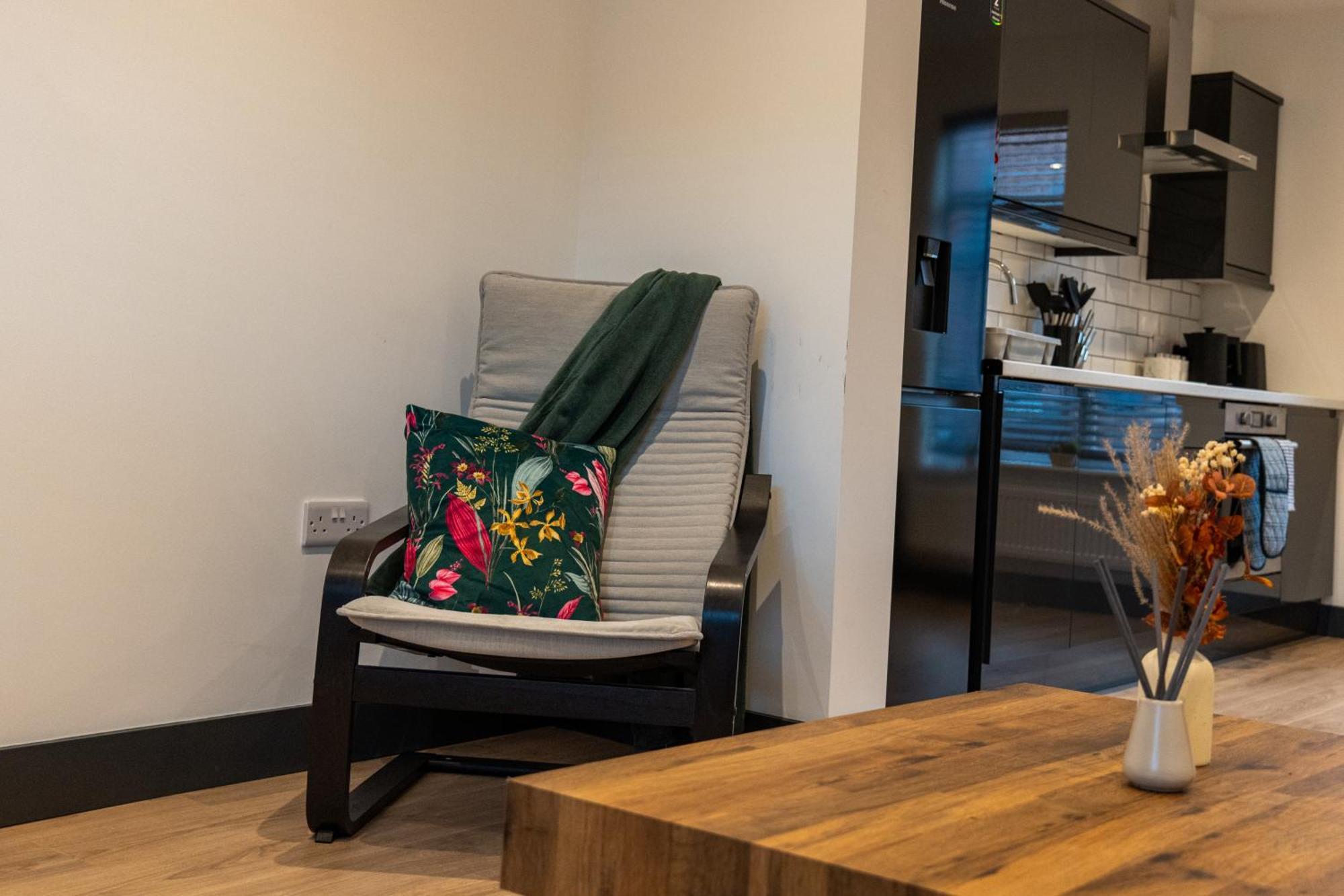 High End Apartment - Perfect For Contractors & Builders - Free Parking อิลเคสตัน ภายนอก รูปภาพ