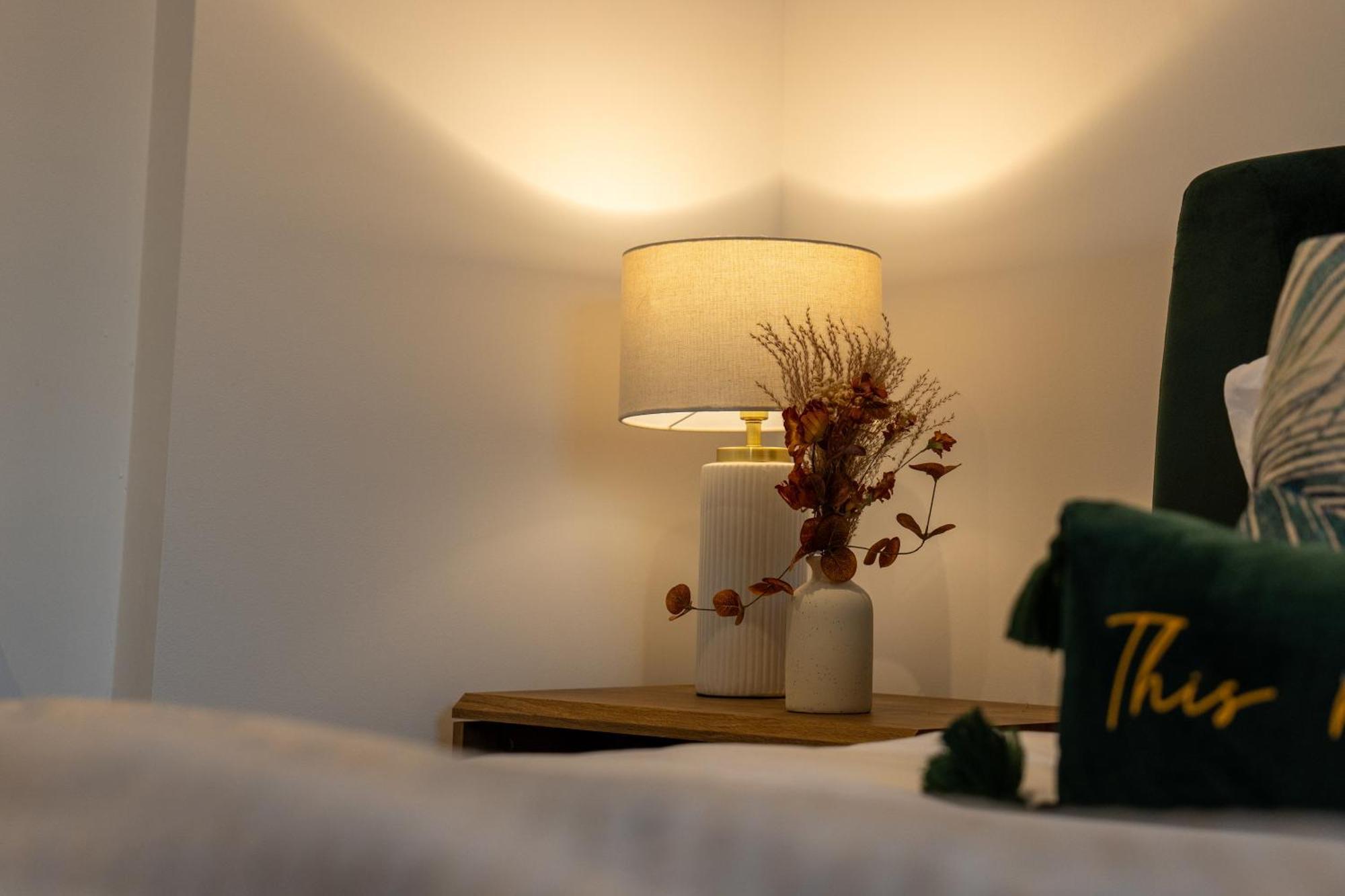 High End Apartment - Perfect For Contractors & Builders - Free Parking อิลเคสตัน ภายนอก รูปภาพ